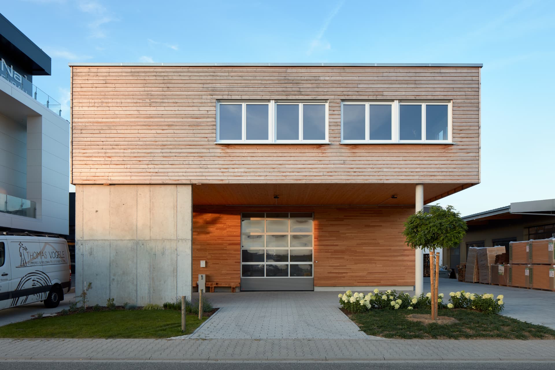 Firmengebäude mit Holzfassade und Rolltor — Zimmerei Vögele Rheinstetten