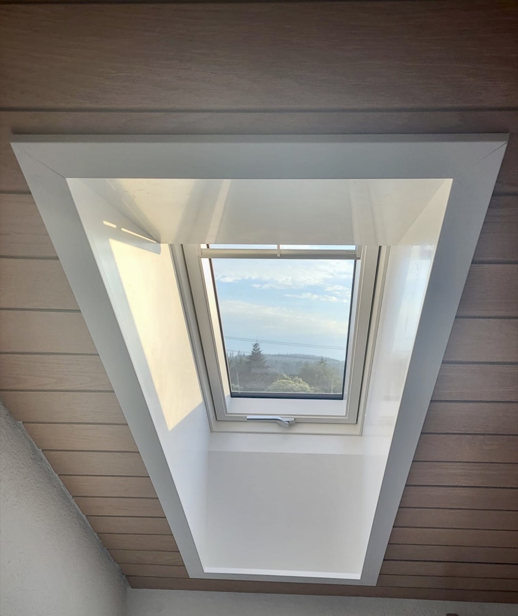 Fertig verkleideter Dachfensterausschnitt mit Holzdecke